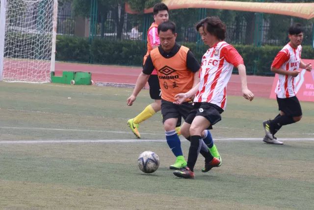 C罗庆祝击败达马克：打进2球全取3分